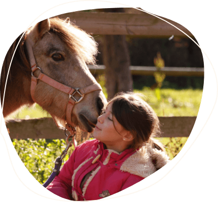 Une petite fille avec un cheval