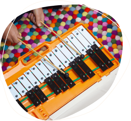 Un enfant jouant du xylophone