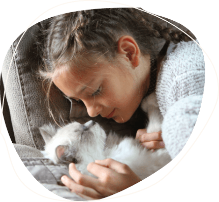 Une petite fille avec un chat